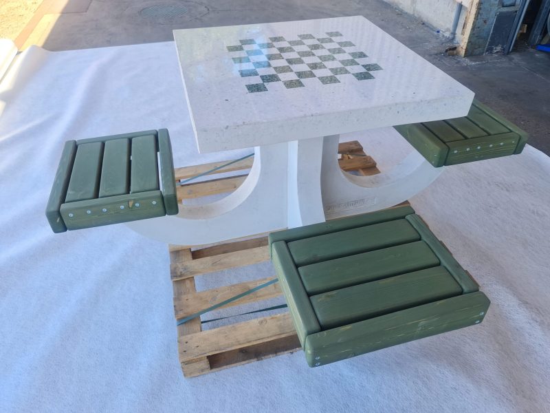 Kuva shakkipöydästä vaaleilla betoniosilla ja vihreillä puuosilla, Kuva 1
