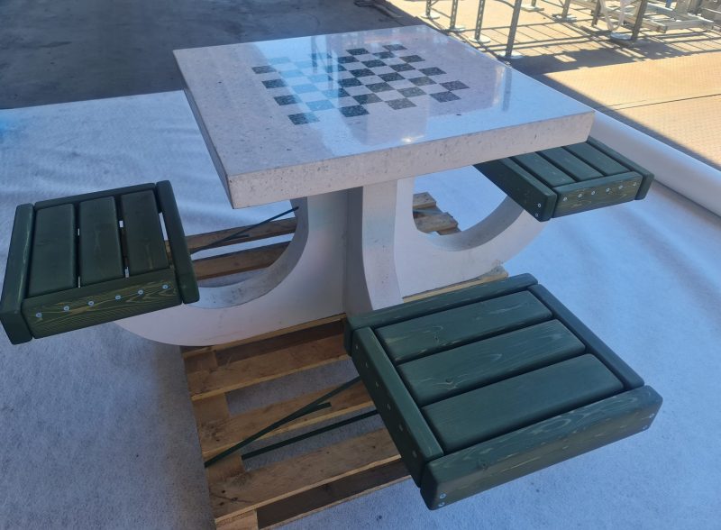 Kuva shakkipöydästä vaaleilla betoniosilla ja vihreillä puuosilla, Kuva 2