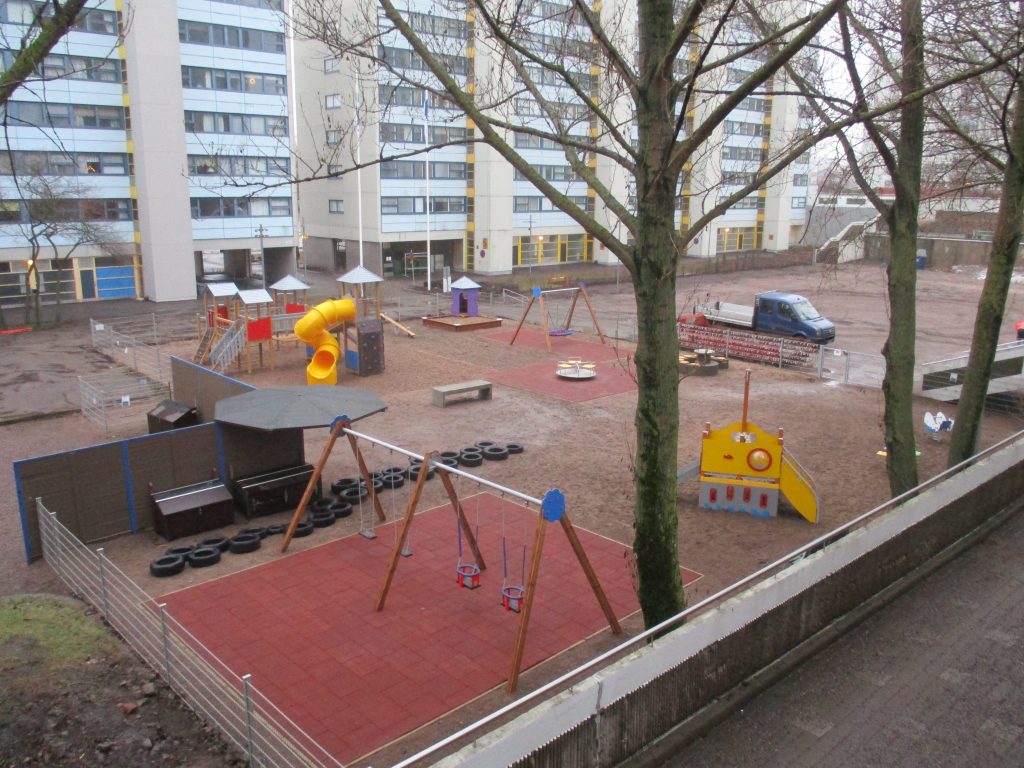 Helsingin Merihaassa päätettiin laittaa leikkikenttä uusiksi. Leikkiturva toteutti yhdeksän uuden leikkivälineen leikkikentän, mukaan lukien lasten huippusuosittu suuri putkiliuku-leikkikeskus.