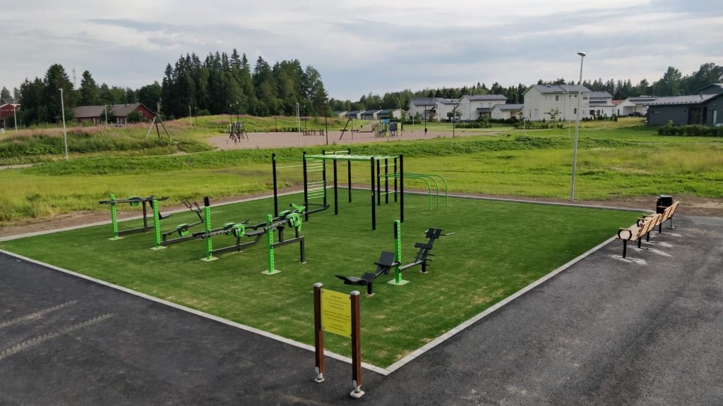 Kesällä 2020 valmistunut ulkokuntoilualue Nurmijärvellä.